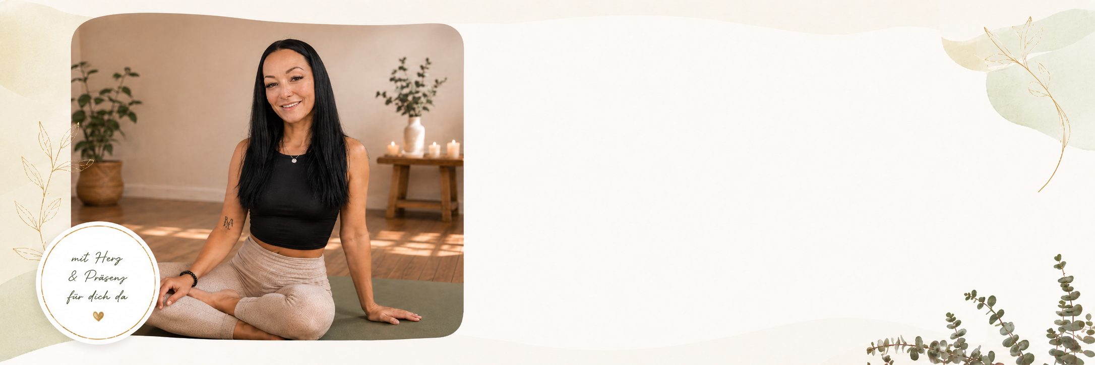 Stella sitzt lächelnd im Schneidersitz in einem hellen, sonnendurchfluteten Yoga-Raum.